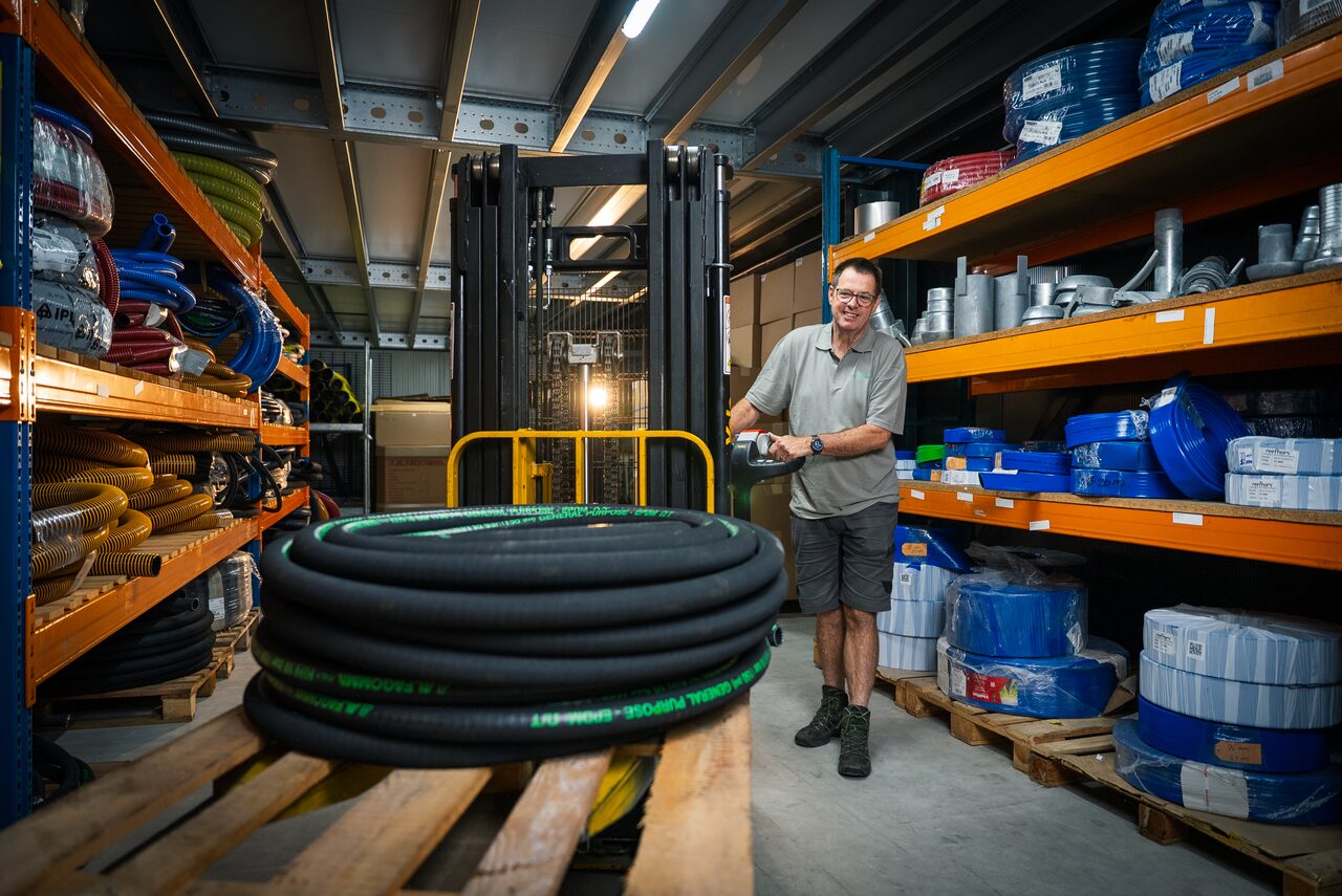 Specialist van Slangenboer in het magazijn