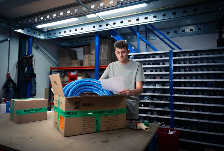 Medewerker verpakt een bestelling in een Slangenboer-doos